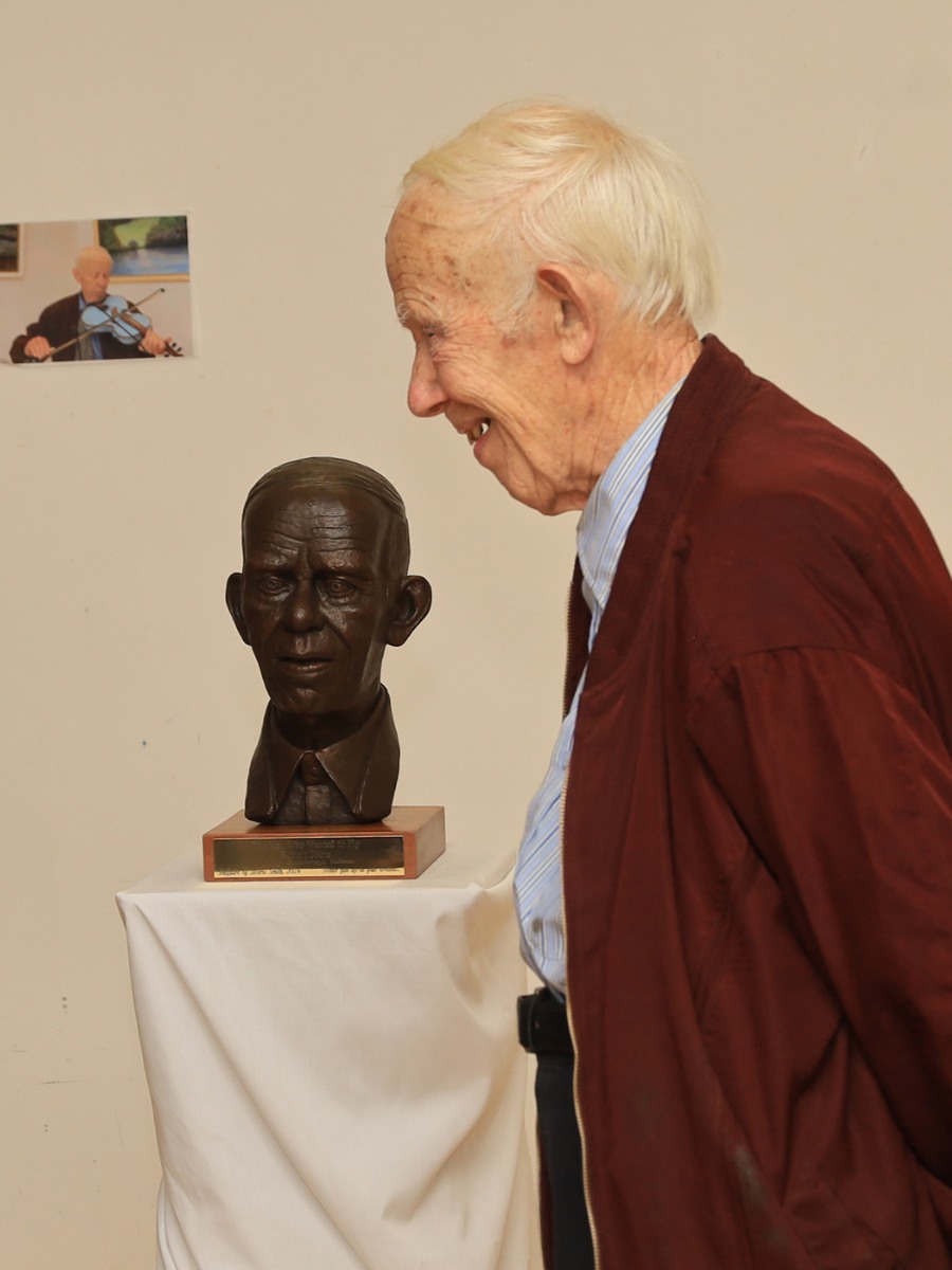 Marie Smith Sculpture - Bobby Coote portrait unveiling 1a